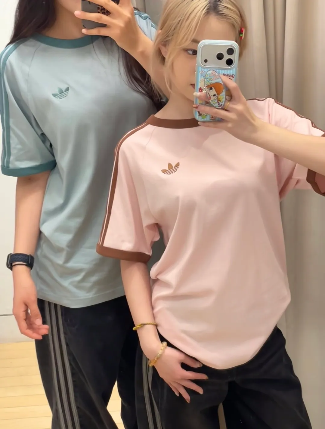 No watermark upper body rendering 𝟬𝟱𝟭𝟰𝟴# Exclusive real shot/difference between various stolen pictures and online version on the market [𝗔𝗗𝗜𝗗𝗔𝗦 Adidas Clover Classic Embroidered Couple Round Neck Short Sleeve 𝗧 Shirt] ✅Full set of 1:1 customized accessories ➕Customized three-label ➕𝗬𝘂𝗮𝗻 version hang tag ➕𝗹𝗼𝗴𝗼 packaging bag 🔥 ➕Scan the tag to enter the official website. ✅Top Original version, ins Xiaohongshu has many bloggers wearing it. Clover's latest 5-color T is really Korean casual style ➕Classic Versatile❤️ Skin-friendly and Breathable, super comfortable for daily wear. The clover logo on the chest is very recognizable. 3D three-dimensional tailoring. The upper body is crisp and stylish. The fit is loose. It covers the flesh and makes you slim. It perfectly modifies the figure. The full set of accessories is customized in a one-to-one mold, striving for excellence. Good Quality is never just talk! Color: White Pink Light Gray Green Black Tibetan Blue Size: S M L XL XXL